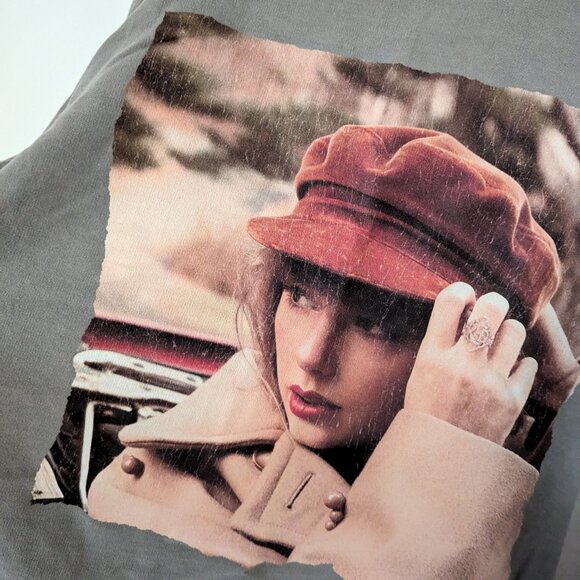 NWOT Red Taylor's Version Album Cover Pullover Crewneck Sweater - Picture 2 of 5